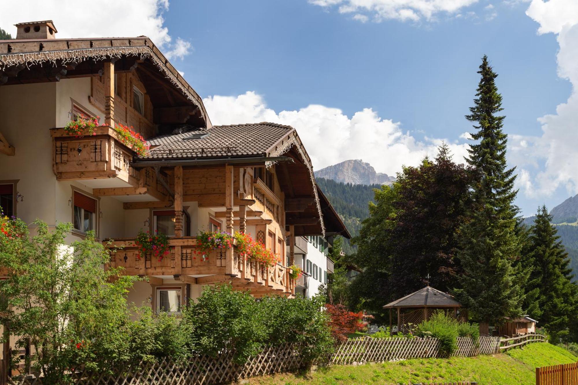 Appartamenti Ladina Campitello di Fassa Exterior foto