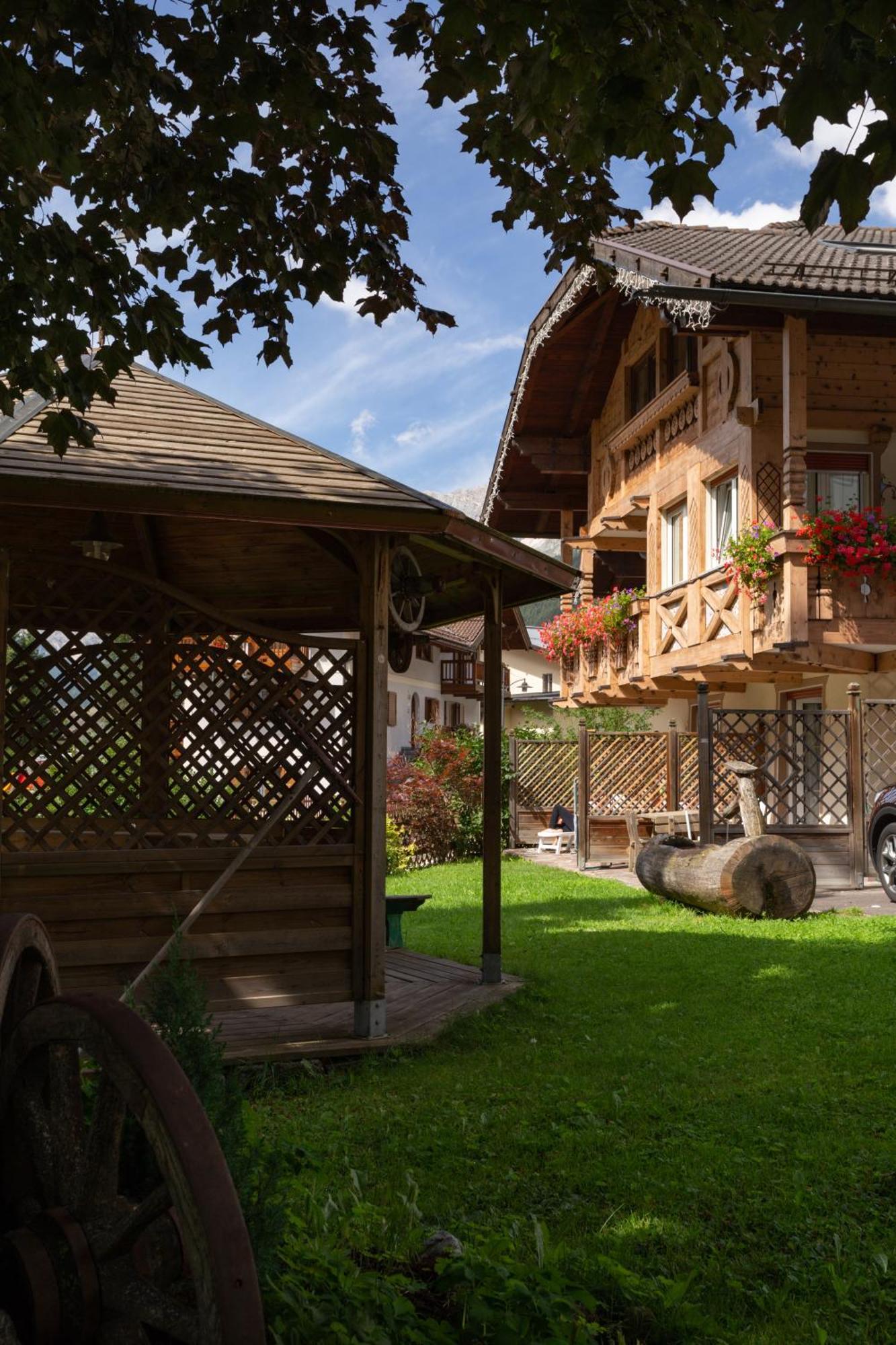 Appartamenti Ladina Campitello di Fassa Exterior foto