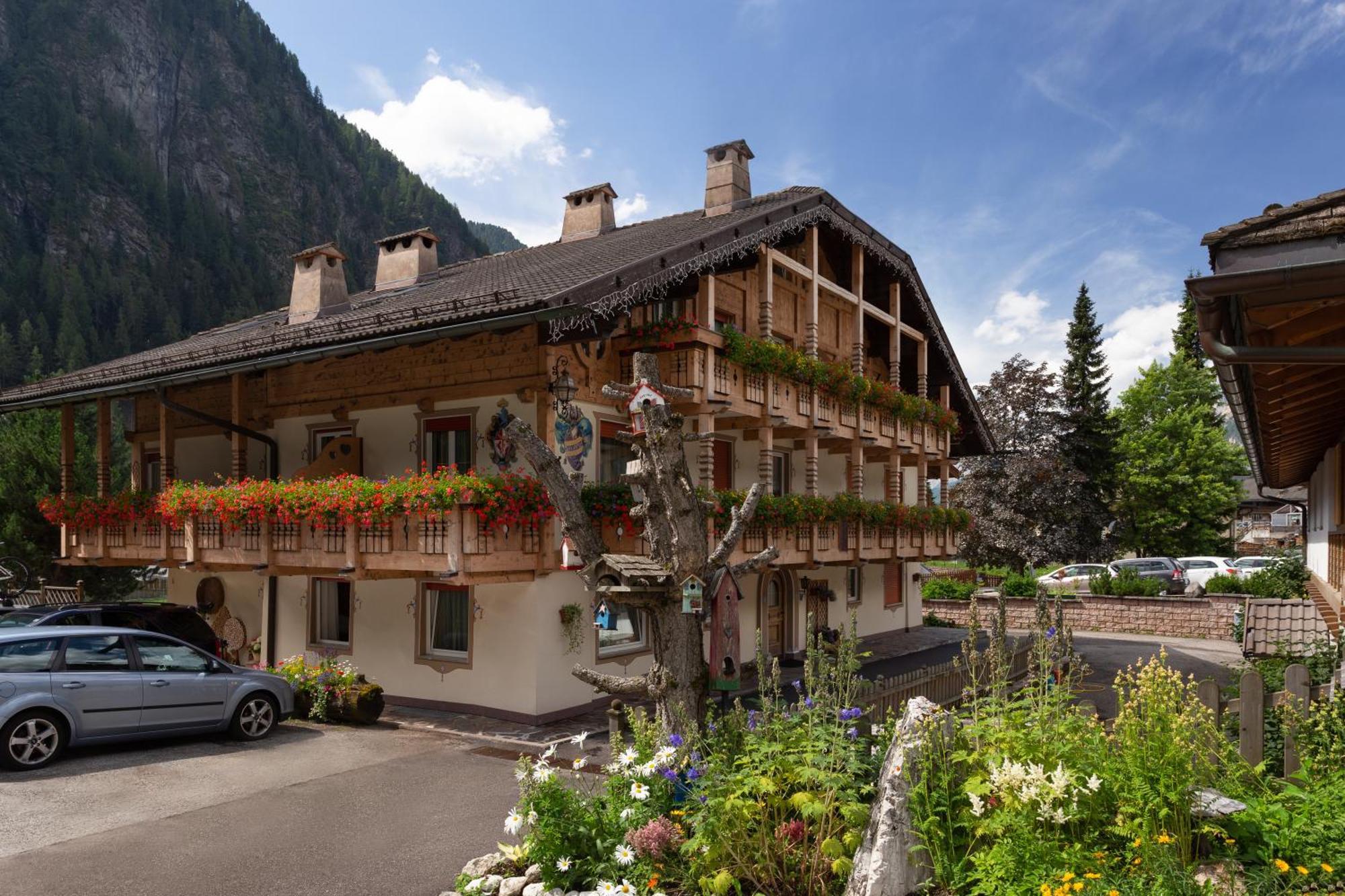 Appartamenti Ladina Campitello di Fassa Exterior foto