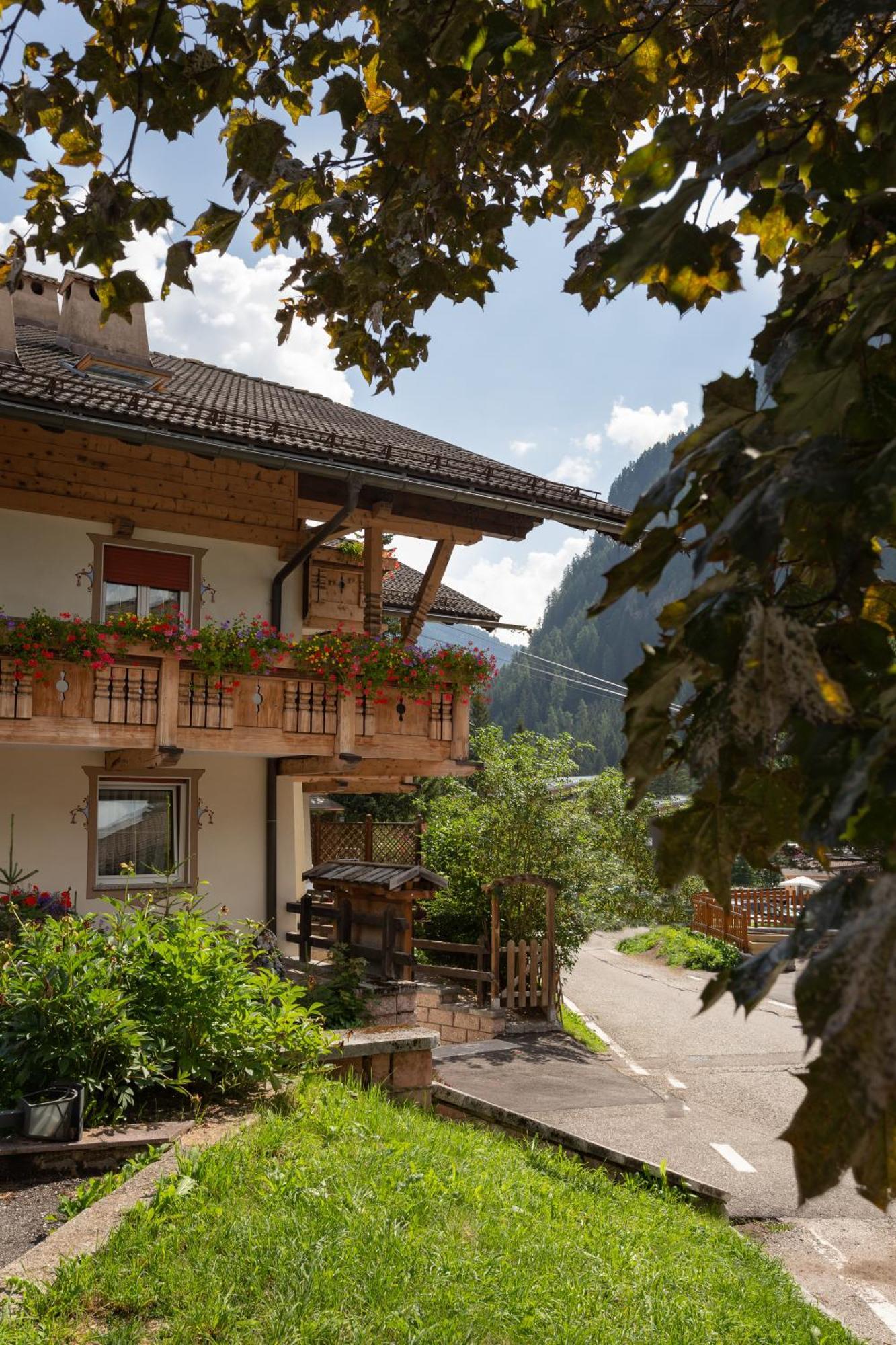 Appartamenti Ladina Campitello di Fassa Exterior foto